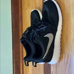 Black and White Nike Roshes